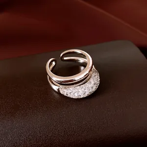 Gros plan d'une bague ouverte double couche avec motif de grille en zircone sur cuir