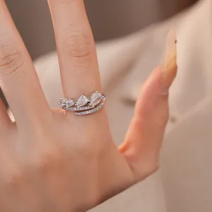 Detailweergave van zilveren open ring met fonkelende zirkoniasteentjes