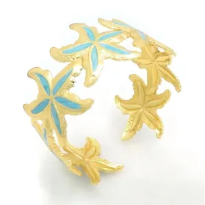Eleganter goldener Seestern-Armreif mit hellblauem Emaille und offenem Edelstahldesign