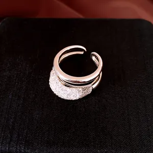 Gros plan détaillé d'une bague ouverte double couche en or rose avec maille zircon