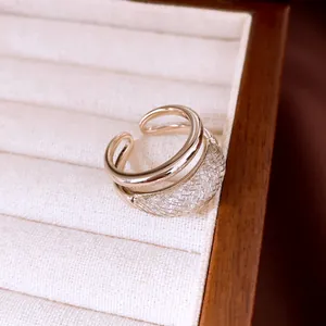 Vue détaillée d'une bague dorée élégante à double couche avec un maillage en zircone