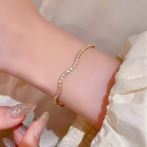 Elegant Frans goudkleurig gegolfd armbandje met glinsterende zirkonia steentjes