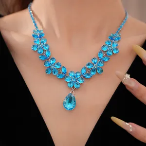 Vista dettagliata di una collana squisita con fiori in zircone blu e pendente a goccia
