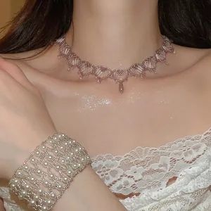 Gros plan d'un élégant ensemble français collier en cristal et bracelet de perles.