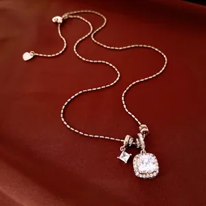 Collar con colgante de circonita cúbica cuadrada de corte cojín en oro rosa