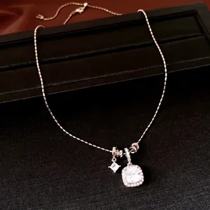Elegante collar con colgante de circón cuadrado, diseño minimalista de lujo