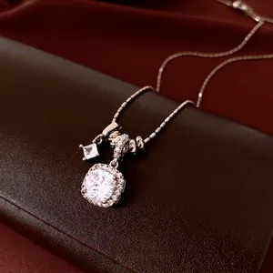Elegante collar con colgante de circonita cuadrada en acabado oro rosa para mujer