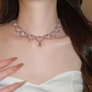 Détail d'un ras-de-cou fait main en perles lavande avec un pendentif en cristal.