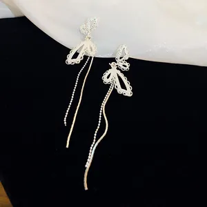 Élégantes boucles d'oreilles pendantes papillon argentées avec perles pour femme