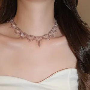 Gros plan détaillé d'un élégant collier ras de cou tissé en cristal et perles de style français