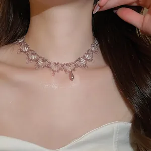 Vue détaillée d'un tour de cou français tissé en perles de cristal avec pendentif goutte.