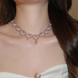 Détail d'un collier ras du cou français tressé en cristal et perles sur mannequin.