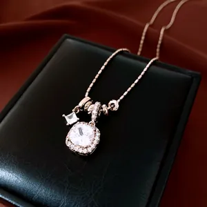 Elegante rotgoldene Halskette mit quadratischem Zirkonia-Anhänger auf einer schwarzen Box