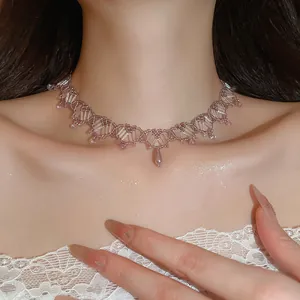 Gros plan d'un collier ras du cou tissé en cristal violet et perle sur un mannequin