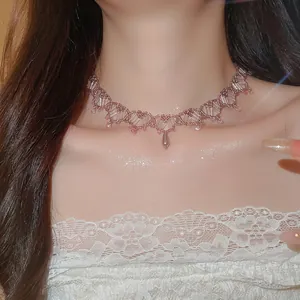 Vue détaillée d'un élégant collier tissé en cristal violet et perles sur un modèle.