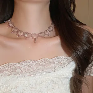 Vue détaillée d'un collier ras du cou français tissé de cristaux violets et de perles.