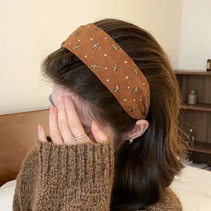 Trendy bruine brede haarband voor dames met metalen sterren en gouden studs decoratie