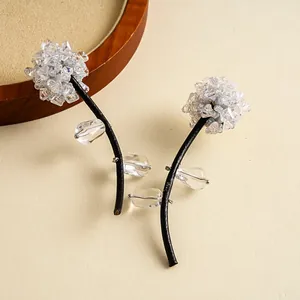 Vue détaillée de boucles d'oreilles fleurs en perles de verre avec tiges en cordon noir