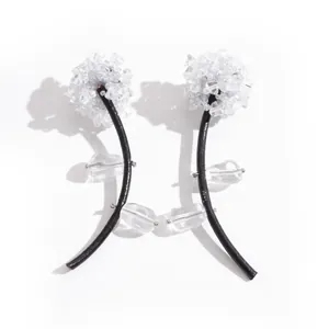 Boucles d'oreilles fleur en verre transparent avec cordon en cuir noir et aiguille en argent