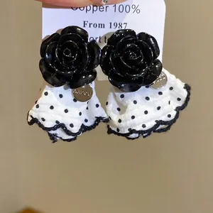 Elegante Harz-Rosen-Ohrstecker im koreanischen Stil mit Polka-Dot-Stoffspitzendetails