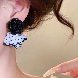 Koreanische Ohrstecker mit schwarzer Kunstharzblume und gepunkteter Stoffspitze