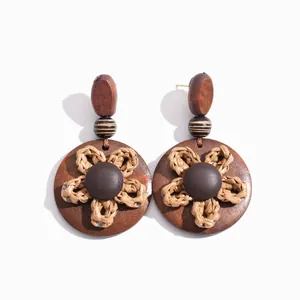Ethnische Vintage-Ohrringe mit brauner Harzbasis und gewebtem Seilblumen-Design