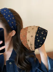 Detailweergave van vier brede haarbanden met sterren in blauw, bruin, beige en zwart