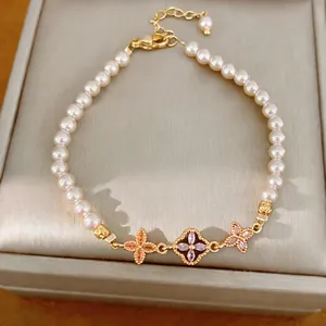 Gedetailleerde weergave van een parelarmband met elegante 18K vergulde zirkonia bloemhangers