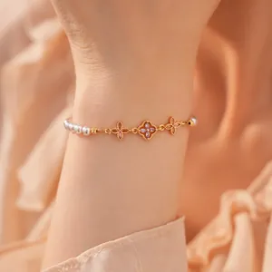 Detailopname van een elegante vergulde bloem-zirkon-armband met parels
