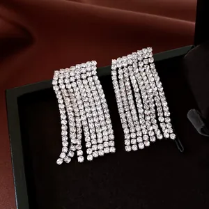 Close-up van glinsterende strass kwastjes oorbellen in een luxe zwarte sieradendoos