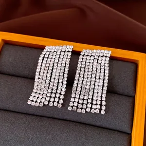 Close-up van elegante strass kwastjes oorbellen op een luxe display presentatie.