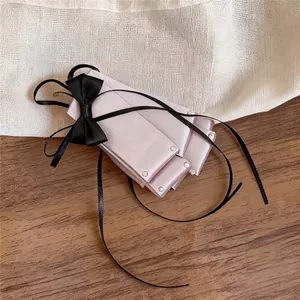 Eleganter hellrosa Stoff-Haarclip mit stilvoller schwarzer Schleife und zarten Strass-Akzenten
