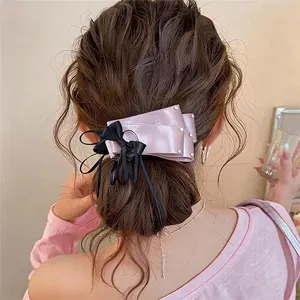 Eleganter rosa Satin Bogen Haarclip mit Strasssteinen für stilvolles Haarstyling
