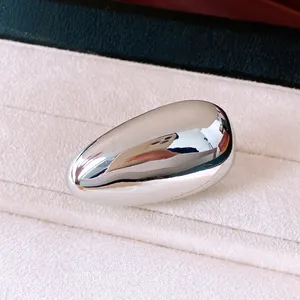 Detailansicht von glattem, silbernem, ovalem, minimalistischem Schmuck mit Hochglanz