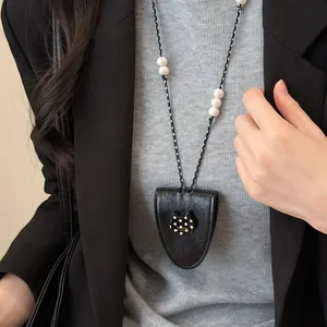 Collier attache-lunettes magnétique en cuir avec tête de chat à pois et perles décoratives