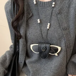 Collier porte-lunettes magnétique en cuir avec pendentif cœur à pois pour femme
