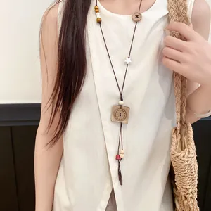 Ethnisches handgemachtes Collier mit Holzperlen und Sternanhänger an einem Model