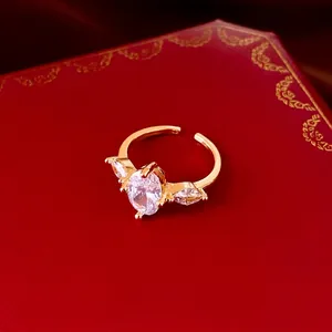 Elegante 18k vergulde open ring met ovale zirkoon op een rode luxe juwelendoos