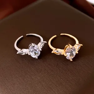 Vue détaillée de bagues ouvertes plaquées or 18 carats avec zircons ovales étincelants.