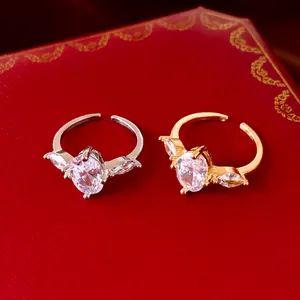 Détail de bagues ouvertes plaquées or 18 carats avec oxydes de zirconium ovales et marquise.