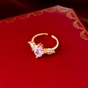 Gros plan sur une bague ajustable plaquée or 18k avec zircone ovale
