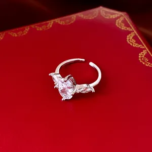Gros plan d'une bague élégante en zircon ovale avec anneau réglable sur boîte rouge