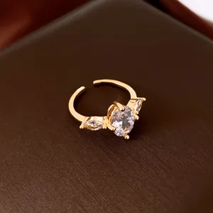 Détail d'une bague ouverte plaquée or 18 carats avec zircons ovales et marquises