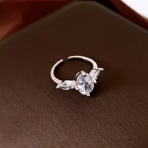 Vue détaillée d'une bague en zircone ovale argentée avec pierres latérales marquises