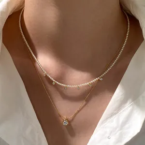 Dettaglio ravvicinato di collana multistrato placcata oro 18k con perle e zirconi