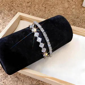 Detailaufnahme eines eleganten mehrlagigen Zirkonia-Armbands mit edlen quadratischen Steinen