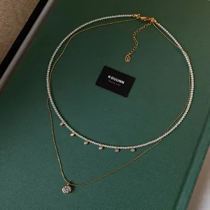 Dettaglio macro del set di collane placcate oro 18k con perle e pendenti in zircone tondo