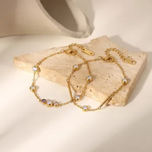 Macro-opname van gouden roestvrijstalen armbanden met sprankelende zirkonia-stenen