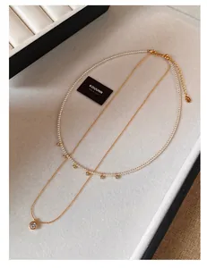 Primo piano dell'elegante set di collane a doppio strato in perle e CZ placcato oro 18k