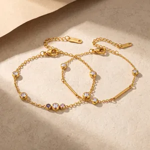 Close-up van een elegante roestvrijstalen armband met zirkonia en goudkleurige look